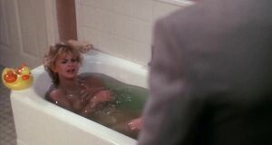 Голди Хоун голышом в ванне