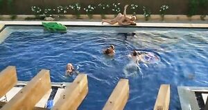 Кэрис ван Хаутен, Халина Рейн и Майке Невилль голышом в бассейне