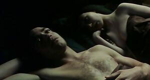 Интимная сцена на кровати с Кэрис ван Хаутен