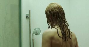 Николь Кидман засветила голую грудь принимает душ