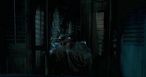 Интимная сцена на кровати с Катрин Денёв