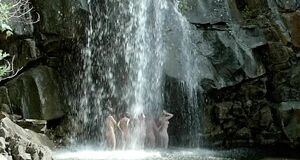 Голые Асмус, Кузнецова, Лебедева, Малахова и Микульчина под водопадом