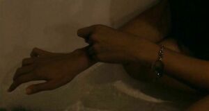 Голая Агния Кузнецова режет руки в ванной
