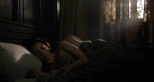 Интимная сцена на кровати с Натали Дормер