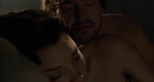 Интимная сцена на кровати с Натали Дормер