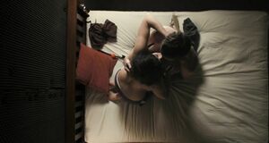 Интимная сцена на кровати с Джеммой Артертон