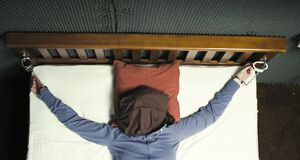 Джемма Артертон голышом лежит на кровати