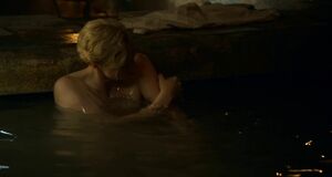 Гвендолин Кристи моется в ванне