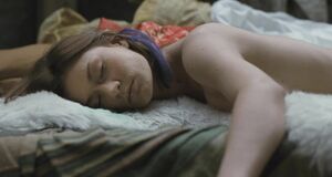 Мария Машкова лежит на кровати