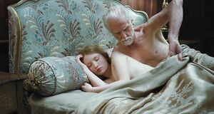 Интимная сцена на кровати с Эмили Браунинг