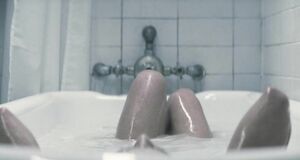 Лина Хиди моется в ванне