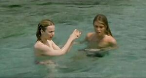 Рэйчел МакАдамс и Мередит Остром плавают с голыми сиськами