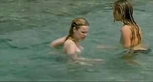Рэйчел МакАдамс и Мередит Остром плавают с голыми сиськами