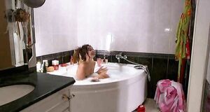 Елена Захарова моется в ванне