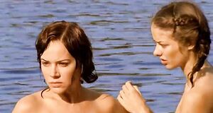 Екатерина Редникова и Марина Александрова стоят голышом в воде