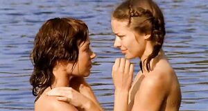 Екатерина Редникова и Марина Александрова стоят голышом в воде