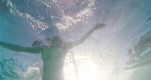 Аманда Сайфред плавает с голыми сиськами в бассейне