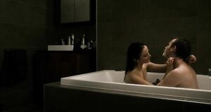 Обнаженная Ева Грин бреет мужчину в ванной