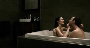 Обнаженная Ева Грин бреет мужчину в ванной