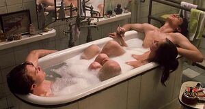Ева Грин моется в ванне с двумя парнями