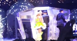 Леди Гага полностью разделась на сцене