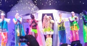 Леди Гага полностью разделась на сцене
