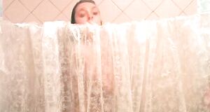 Марина Могилевская моется под душем