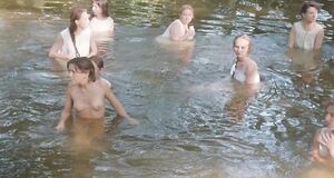 Елена Корикова купается голышом в озере