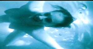 Чулпан Хаматова плавает голышом в бассейне