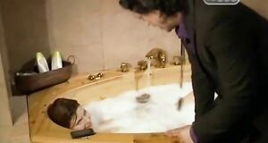 Эмилия Спивак моется в ванне