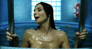 Екатерина Стриженова плавает с голыми сиськами в бассейне