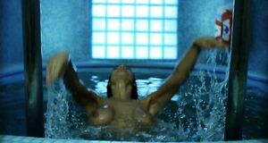 Екатерина Стриженова плавает с голыми сиськами в бассейне