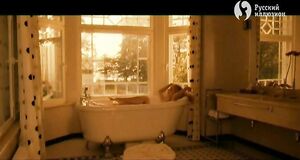 Лянка Грыу моется в ванне