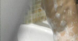 Мария Берсенева моется в ванне