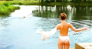 Юлия Маврина купается с голыми сиськами