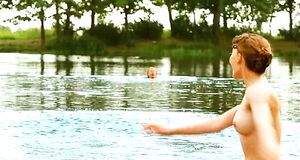 Юлия Маврина купается с голыми сиськами