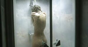 Юлия Маврина моется под душем