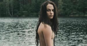Алисия Викандер плавает голышом