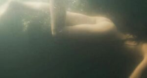 Алисия Викандер плавает голышом