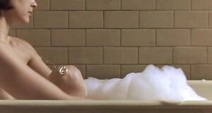 Эшли Джадд моется в ванне