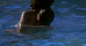 Эшли Джадд без купальника плавает в бассейне