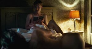 Интимная сцена на кровати с Кейт Уинслет