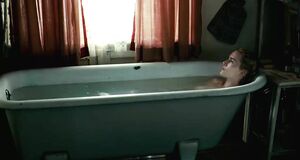 Кейт Уинслет моется в ванне