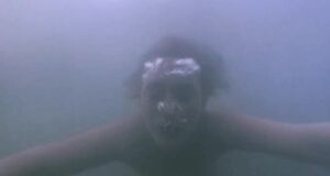 Кейт Уинслет плавает голышом