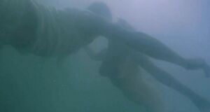Голая Кейт Уинслет плавает под водой