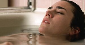 Дженнифер Коннелли моется в ванне
