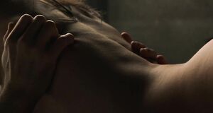 Интимная сцена на кровати с Дженнифер Коннелли