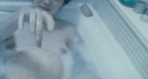 Рейчел Вайс моется в ванне