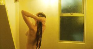 Линдси Лохан моется под душем