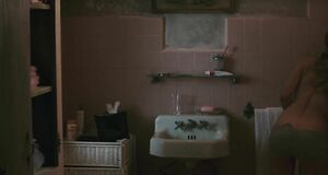 Кейт Хадсон засветила грудь в ванной